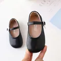 Schwarze matte Mary Jane Schuhe für Mädchen mit eleganter weißer Blüte am Riemen - Größe 21 (Innenlänge 13.8cm) / Schwarz