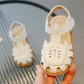 Sandales blanches pour enfants à bout fermé avec motifs évidés et semelle antidérapante - Taille 21 (Longueur Intérieure 14,5cm) / Blanc Cassé