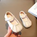 Mädchen Mary Jane Schuh in cremeweißem Leder mit gefalteter Zehenpartie und Klettverschluss - Größe 21 (13.5cm) / Gebrochenes Weiß