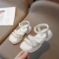 Beige Plateau-Sandalen für Mädchen mit Perlenriemen und weichen PU-Kreuzbändern für den Sommer - Größe 26 (Innenlänge 16.8) / Gebrochenes Weiß
