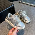 Zapatillas de skate para niños en plata metalizada con suela blanca y reflectante - EU 25 / Plata Líquida
