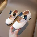 Weiße Lackleder Mary Jane Schuhe für Mädchen mit schwarzer Schleife und Kamelie - Größe 27 Innenlänge 16.5cm / Gebrochenes Weiß