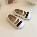 Beigefarbene Mary Jane Babyschuhe für Mädchen mit schwarzer Schleife und Gummiband - Größe 16 (Innenlänge 12,8 cm) / Gebrochenes Weiß