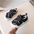 Sandali per neonati in pelle nera e bianca con punta chiusa e chiusura a strappo - Taglia 16 (Interno 12.5CM) / Nero