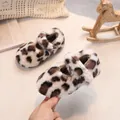 Zapatos de peluche para bebé con estampado de leopardo en crema y marrón suave - Talla 21 Longitud Interior 13.4cm / Blanco Roto