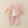 Pink three-piece baby girl outfit with quilted jacket, ruffled collar and bow-print tee - 90cm / Pink
