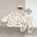 Detailopname van een zachte fleece-set voor peuters met schattige berenprints en knopen - Boven- En Onderstuk / Teddybeer / 73cm
