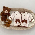 Detail van een warme beige fleece babyjas met bruine stippen en schattige strikjes - 73cm / Polka Dot Jas En Broek Set (Bruin)