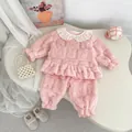 Détail d'un pyjama rose en molleton corail avec col en dentelle et motif lapin pour filles - Rose / 73cm