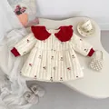 Dettaglio del cappotto trapuntato in cotone con ricami a fungo e ampio colletto con volant - Abito Trapuntato Ricamo Fungo / 73cm