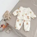 Dettaglio del pigiama in pile per neonati con colletto in pizzo e motivi di orsetti marroni - 73 / Top E Pantaloni / Teddy Bear