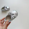 Zilveren Mary Jane babyloopschoenen met grijze satijnen strik en klittenband - S (Binnenlengte 11cm) / Zilver