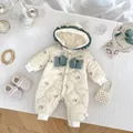 Detail der Blumen-Baby-Winterstrampler mit grünen Schleifen und gestepptem Blumenstoff - 66cm / Grün