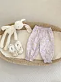 Détail du pantalon floral pour bébé fille avec taille élastique et chevilles volantées - 73 / Bas / Violet