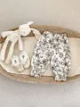 Détail du motif floral et des poignets élastiques doux sur le pantalon de bébé - 73cm / Bas / Noir et Blanc