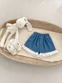 Détail de short en jean pour fille avec bordure en dentelle blanche et broderie florale - Bordure florale / 66CM