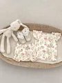 Flachbild von Baby-Sommer-Set mit Hasen-Blumendruck und hübschen Spitzenschuhen - Größe 66 / Kleiner Hasen-Blumen-Stil