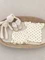 Detail von Babymädchen Sommeroutfit mit gepunktetem Oberteil, Shorts und Schuhen - Größe 66 / Polka Dot Stil