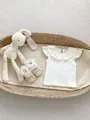 Ensemble bébé beige avec haut côtelé à volants et chaussures en dentelle dans un panier - Manche Volante Blanche