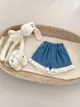 Baby-Mädchen Jeans-Shorts mit weißem Spitzenbesatz und passenden Schleifenschuhen im Korb - 66CM / Blaue Denim-Shorts mit Rüschen
