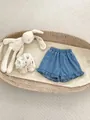 Hellblaue Baby-Jeansshorts für Mädchen mit Gummizug und Rüschensaum am Bein - 66CM / Blaue Denim-Shorts mit Rüschen