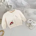 Gestrickte Babyjacke in Creme mit Pilzbestickung und passenden weichen Babyschuhen dazu - 120cm / Aprikose Strickjacke