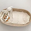 Dettaglio del cardigan per neonati in maglia a coste color crema con bottoni bianchi - 66 / Albicocca