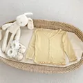 Detailopname van geel zonnebeschermingsvest voor meisjes met ruches en witte knopen - 66 / Geel