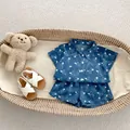Completo estivo in denim per neonato con stampa a cartoni e orsetto decorativo - 73cm / Blu Denim (Dinosauro)