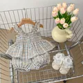 Detailansicht Baby Mädchen Sommer-Set mit Karomuster, Rüschen und Shorts am Bügel - Blau
