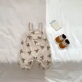 Detalle de pelele para bebé en pana beige con estampado de osos y tirantes - Caqui