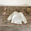 Crèmekleurig katoenen vestje voor meisjes met gele borduurbloemen en een kanten kraagje erop - 66cm / Wit (Onderhemd)