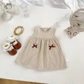Flachbild von Beige Polka-Dot-Kleid Set mit Spitzensocken und braunen Schuhen im Vintage-Stil - Größe 73 / Aprikose Punktmuster Trägerkleid