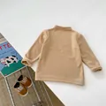 Détail du haut thermique en polaire pour bébé kaki avec texture douce et col rond - 66CM / Kaki
