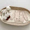 Détail des broderies florales sur cardigan en tricot pour bébé avec boutons en bois - 66CM / Broderie