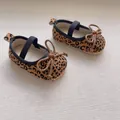 Detail von Baby-Schuhen mit Leopardenmuster, Schleife und elastischem Riemen - S (Innenlänge 11cm) / Braun