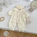Détail de barboteuse crème pour bébé avec broderie florale, béret et chaussures en dentelle - Taille 66 / Grenouillère à Manches Longues (Avec Bonnet)