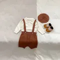 Dettaglio completo set neonato in maglia con maglia beige e pantaloncini con bretelle marroni - 90cm / Marrone