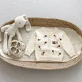 Primer plano de cárdigan de punto para bebé con bordados de zanahoria y conejo crema - 66CM / Cardigans