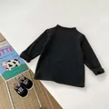 Détail d'un t-shirt noir à manches longues pour bébé en maille douce avec revers - 66CM / Noir