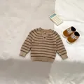 Vista detallada del suéter de punto a rayas para bebé con zapatos suaves a juego - Parte Superior Avena / 66cm