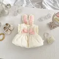 Gilet trapuntato per neonati con orecchie di coniglio e fiocco rosa in flat lay - 73