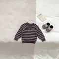 Vista detallada de suéter de punto a rayas para bebé con decoración en tonos suaves - Blazer Gris / 66cm