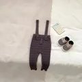 Detalle del pelele de punto trenzado para bebé con cierres de botones suaves - Pantalones de Tirantes Grises / 66cm