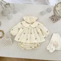 Détail d'une tenue vintage pour bébé fille avec broderie et ensemble béret en tricot assorti - Taille 100 / Ensemble Haut et Short Deux Pièces (Avec Bonnet)