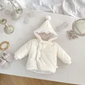 Détail du manteau d'hiver bébé avec doublure en peluche rose et pompon sur la capuche - 73 / Blanc Lait