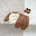 Détails de l'ensemble bébé ours avec oreilles 3D et finitions en bord-côte - 73cm / Abricot