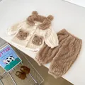 Dettaglio del set pigiama neonato in pile color crema con giacca a orecchie di orso - 73cm / Orso