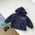 Detalle de sudadera con capucha de felpa azul marino para niños con estampado KEEP GOING y puños elásticos - 73cm / Chaqueta con Capucha de Felpa / Azul Marino