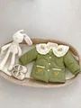 Detail der gesteppten olivgrünen Babyjacke mit weißem Rüschenkragen und Blumenstickerei - Grün / 66CM
